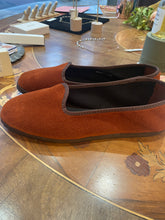 Carica l'immagine nel visualizzatore di Gallery, Friulane velluto liscio castagna