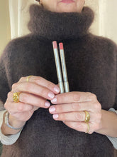 Carica l'immagine nel visualizzatore di Gallery, LIP PENCIL 5 HOURS KISSES ROSE