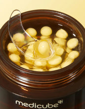 Carica l'immagine nel visualizzatore di Gallery, MEDICUBE Deep Vita C Capsule Cream 55g