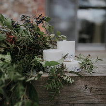 Carica l'immagine nel visualizzatore di Gallery, CANDELA ALLE BACCHE DI SORBO E FOGLIE DI MIRTILLO 515ML