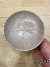 Carica l'immagine nel visualizzatore di Gallery, BRUCIA ESSENZE NIDO D'APE BEIGE