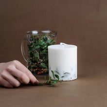 Carica l'immagine nel visualizzatore di Gallery, CANDELA ALLE BACCHE DI SORBO E FOGLIE DI MIRTILLO 515ML