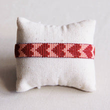 Carica l'immagine nel visualizzatore di Gallery, Bracciale intrecciato cuori bordeaux salmone
