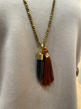 Carica l'immagine nel visualizzatore di Gallery, Collana lunga Nappa e Corno
