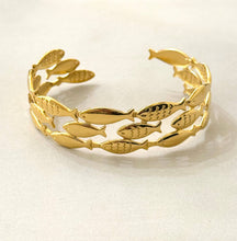 Carica l'immagine nel visualizzatore di Gallery, Bracciale rigido con pesci dorati
