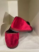 Carica l&#39;immagine nel visualizzatore di Gallery, Friulane Velluto liscio Bordeaux 39
