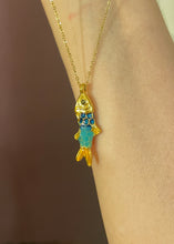 Carica l'immagine nel visualizzatore di Gallery, Collana smaltata con pesce carpa Koi
