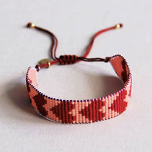 Carica l'immagine nel visualizzatore di Gallery, Bracciale intrecciato cuori bordeaux salmone
